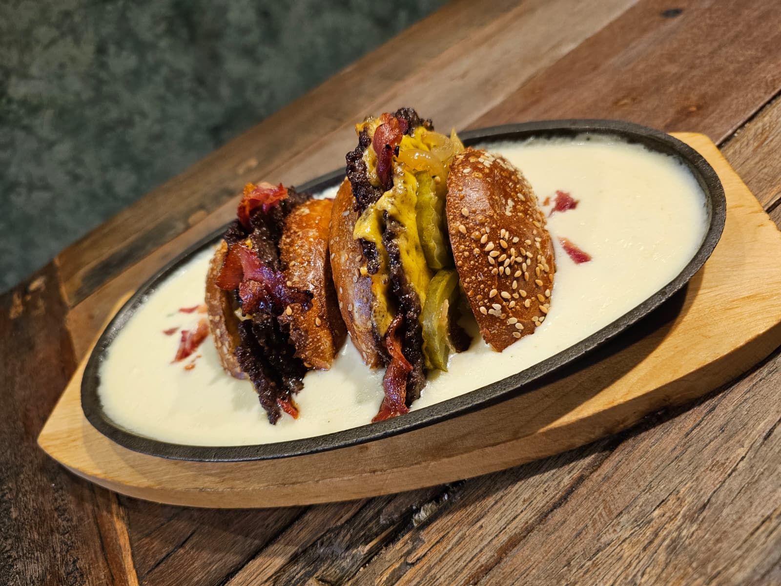Burger im Needles & Pins