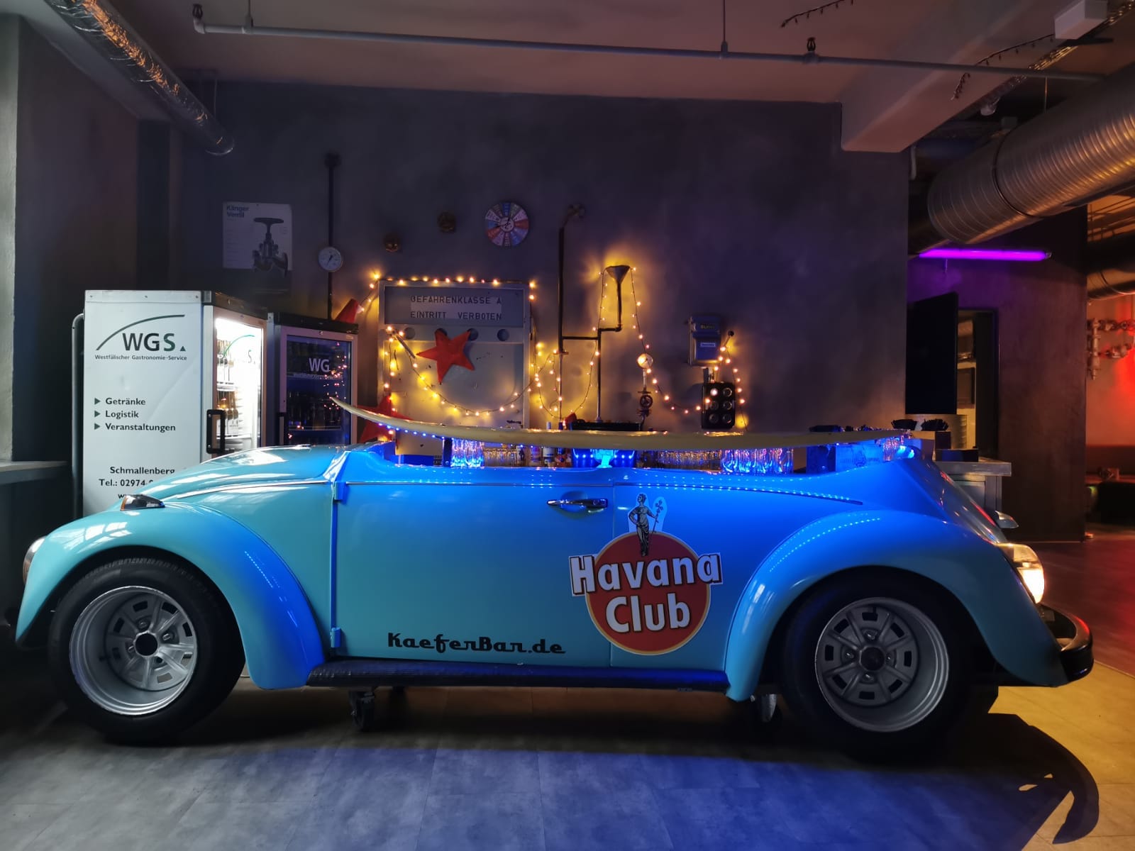 Blaues Auto als Theke im Clubbereich des Needles & Pins