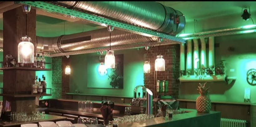 Bar im Clubbereich des Needles & Pins